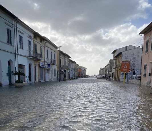 Necessario intervenire immediatamente a Marina di Pisa 2 dicembre mareggiata marina di pisa