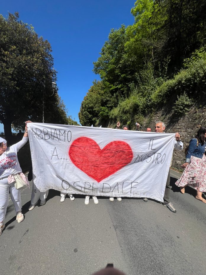 SOS Volterra manifestazione diego petrucci fratelli d'Italia
