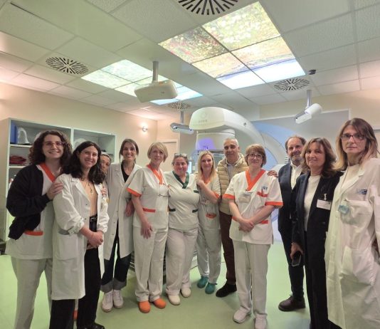 Diego Petrucci e Gabriele Veneri con il personale dellospedale di Montevarchi