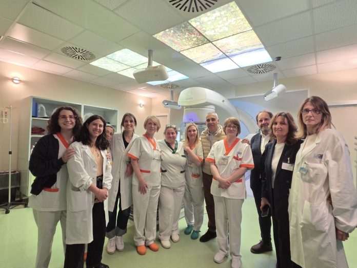 Diego Petrucci e Gabriele Veneri con il personale dellospedale di Montevarchi