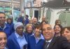 Diego Petrucci con alcuni operai della Piaggio