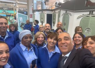 Diego Petrucci con alcuni operai della Piaggio