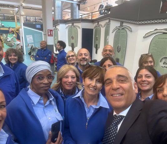 Diego Petrucci con alcuni operai della Piaggio