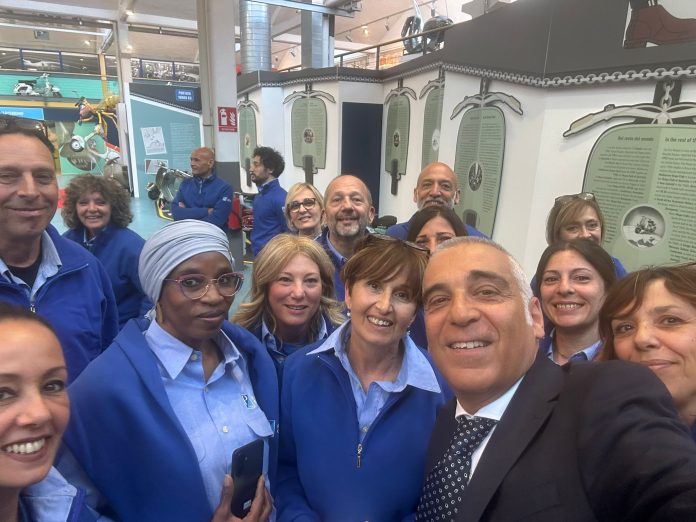 Diego Petrucci con alcuni operai della Piaggio