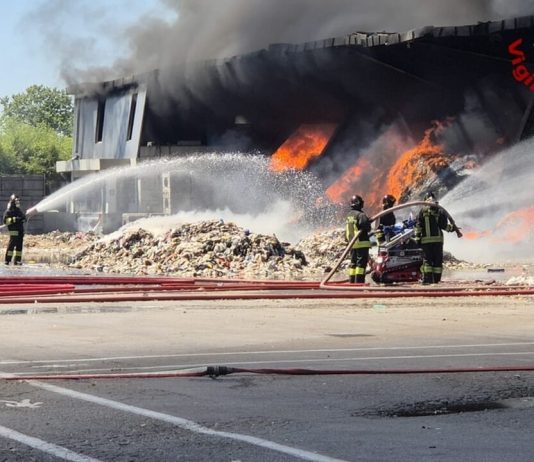 Incendio Delca: “La Regione non sa ancora dire ai cittadini cosa sia bruciato. Il 65% dei rifiuti stoccati proviene da fuori Toscana”